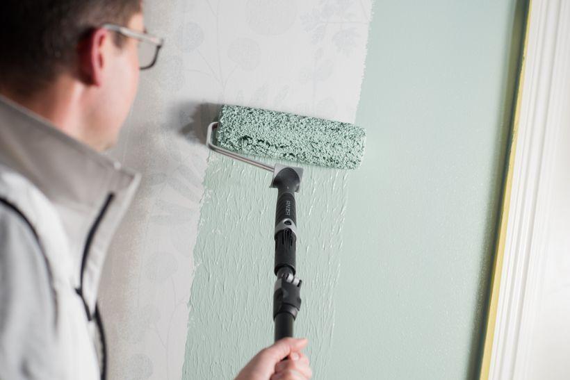 Nový náter stien dokáže spraviť zázraky. Priestoru dodá svetlosť, čistotu a úplne inú atmosféru. Ukážeme vám, ako to zvládnuť jednoducho a bez zbytočného stresu.