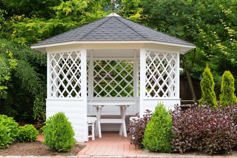 Drevo v exteriéri pôsobí prirodzene, teplo a nadčasovo. Aby si však zachovalo svoj vzhľad a funkčnosť, potrebuje správnu ochranu. Slnečné UV žiarenie, dážď, mráz či vlhkosť drevo časom poškodzujú, a preto je dôležité zvoliť kvalitný náter.