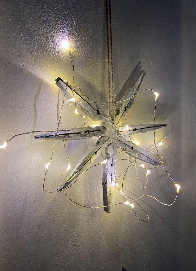 Vianoce sú ideálnym časom na tvorenie. Ak hľadáte nápad, ako si vyrobiť originálnu dekoráciu, máme pre vás skvelý tip. Vianočná hviezda z drevených štipcov spravíte rýchlo a vyzerá štýlovo. Navyše, odtieň môžete prispôsobiť vášmu interiéru.