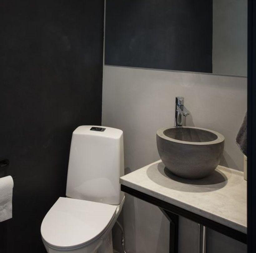 Výber správneho odtieňa dokáže kúpeľni dodať úplne nový charakter. Od jemnej romantickej ružovej, cez trendy sivú, až po dramatickú čiernu či hlboké luxusné odtiene – pozrite si náš prehľad najobľúbenejších farieb do kúpeľne.